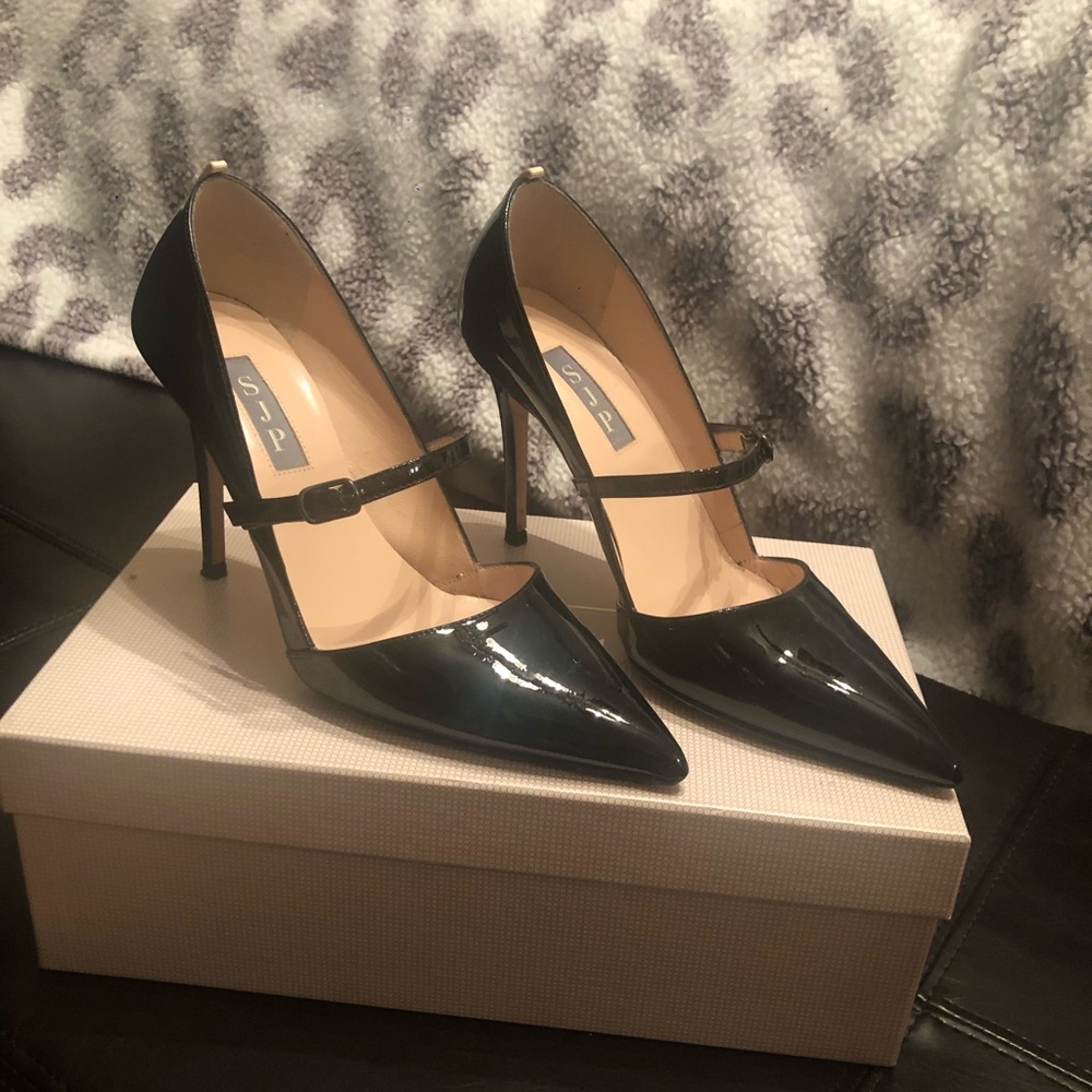SARAH JESSICA PARKER NIRVANA PATENT LEATHER PUMPS GREAT CONDITION SIZE 36